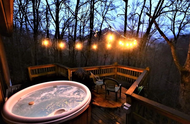 Beautifully Wooded & Serene Setting (Hot Tub)