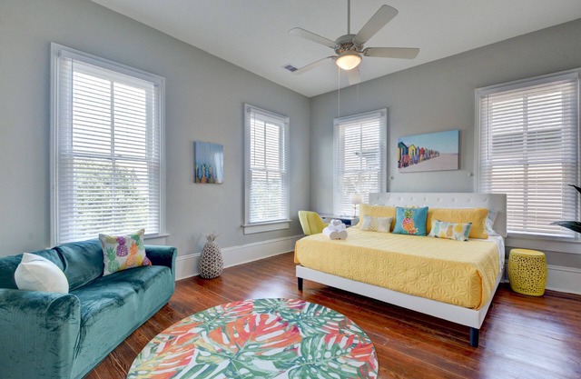 Beauty on Ball - Main 2 - King Bed, Near restaurants and beach!