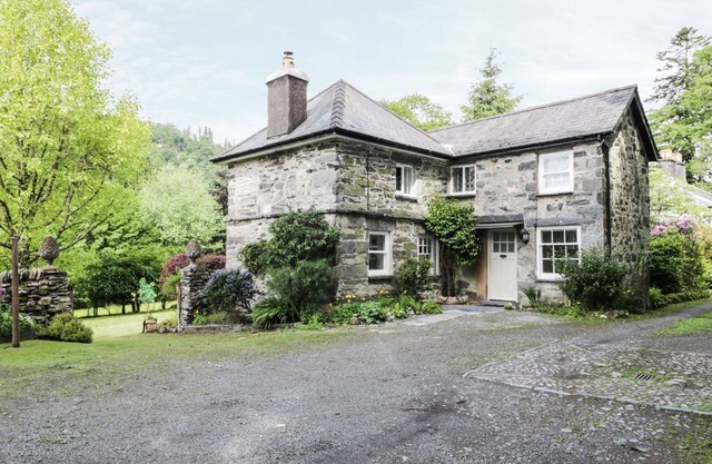 BEAVER GROVE COTTAGE, pet friendly, with open fire in Betws-Y-Coed