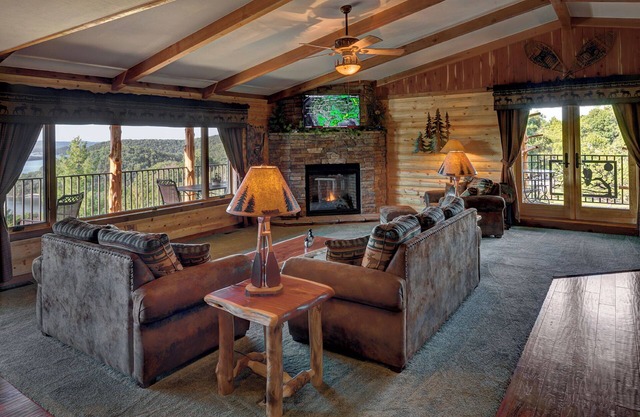 Beaver Lake Cabin, Hot Tub, Boat dock/Swim Deck, SPECTACULAR views! Rate based on up to 6 people.
