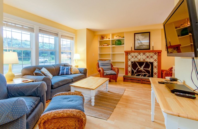 Becalmed MCA#1653-Fenced yard, 1/4 block to beach, dogs ok, Gas Fireplace