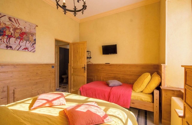 Bed and Breakfast 'Chambre Lancelot' with Shared Terrace, Shared Garden and Wi-Fi