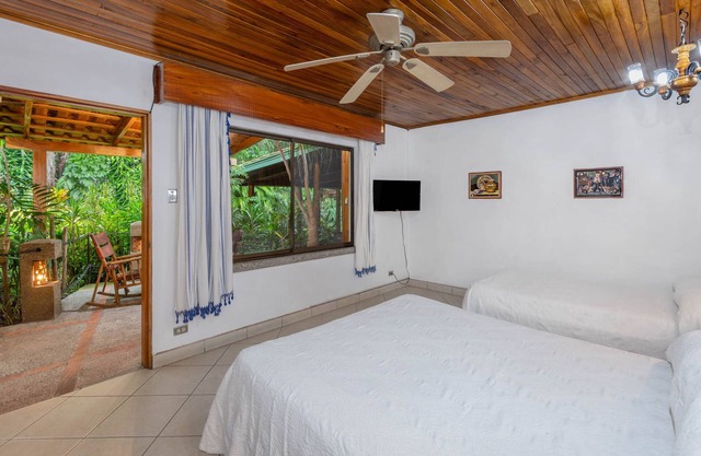 Bed and Breakfast rooms, Costa Verde inn.