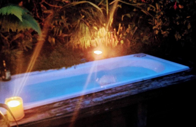 Bed and Breakfast with outdoor bath. Close to wildlife, walks and beaches. nn
