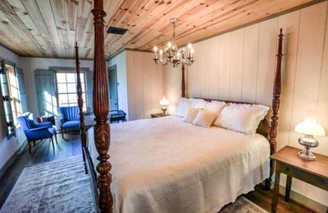 Bed & Breakfast in a 1795 Log Cabin on working farm, Eliza Trent Swoope Suite