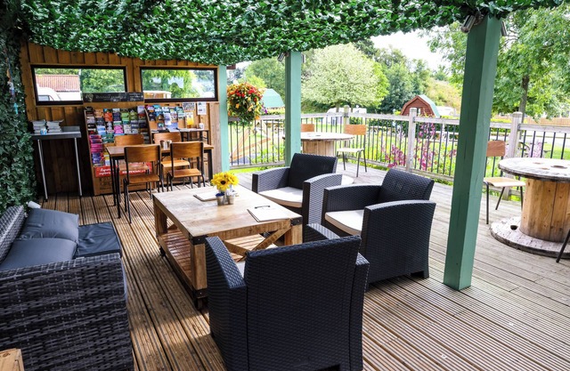BEDALE VIEW LODGE, with hot tub in East Ayton