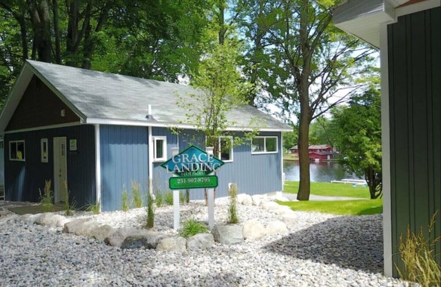 BEECH - Grace Landing Cottages With Stunning Sunsets Over Hamlin Lake