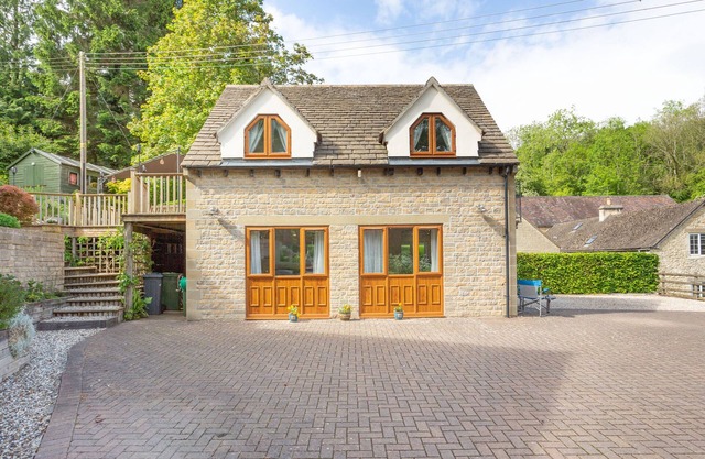 BEECHES STUDIO, with a garden in Cranham