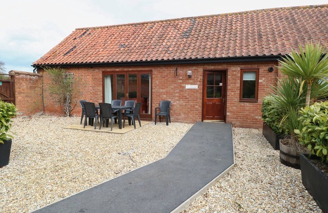 BEECHWOOD, family friendly, character holiday cottage in Wood Norton