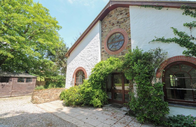 BEGGARS ROOST, pet friendly, with open fire in Penhallow