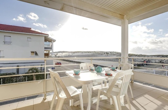 Bel appartement T3 à 50m de la plage, balcon, parking, pour 4 - FR-1-521-14
