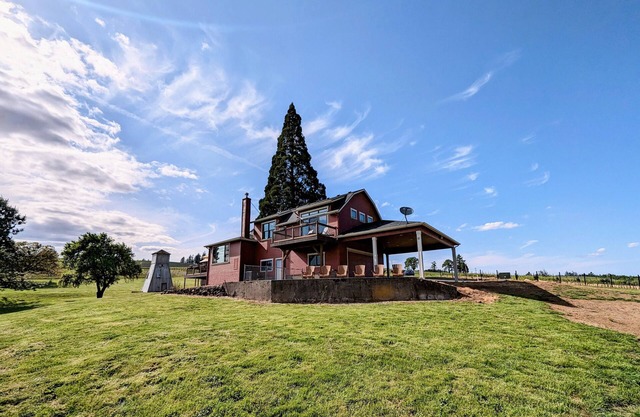 Bell Road Farmhouse - Surrounded by Chehalem Estate Vineyard!