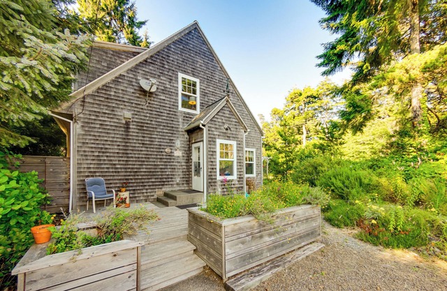Bella Mar- Beautiful 4 bdrm home, Hot tub, Dogs Ok, 2 blocks to beach.