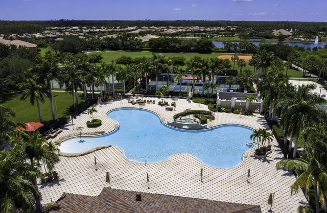 Bella Terra - Top floor condo with Lake Views!