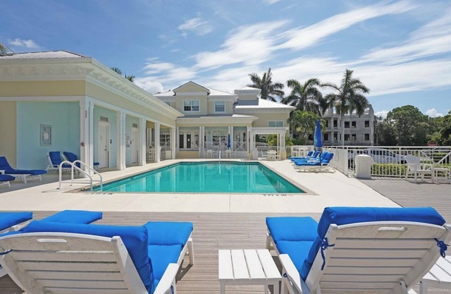 BELLA VIDA! Luxury new condo with heated pool, close to the beach