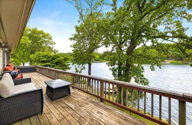 Bella Vista Lake House, MTB Trail Access, Golf, close to downtown Bentonville