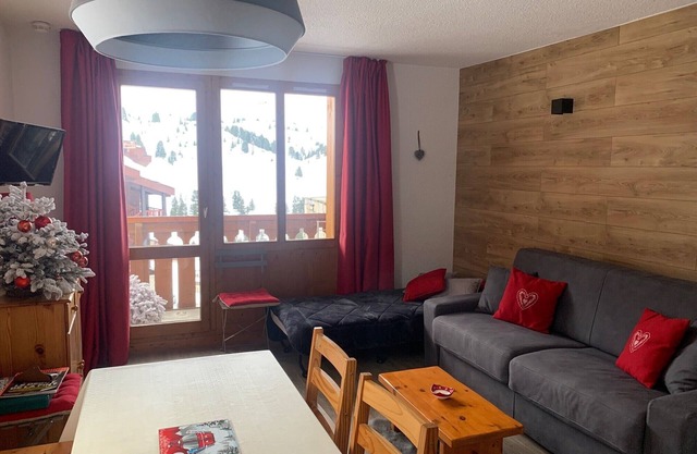 BELLE PLAGNE 2 rooms, sleeps 5-6, ski-in/ski-out + covered parking included