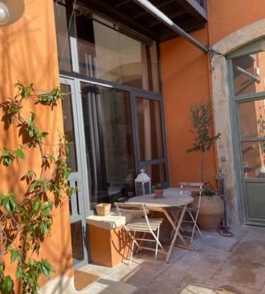 Belle suite au coeur de ville ,petit déjeuner, jardin et bassin