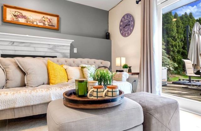 Bellevue Luxury & Spacious Daylight Basement