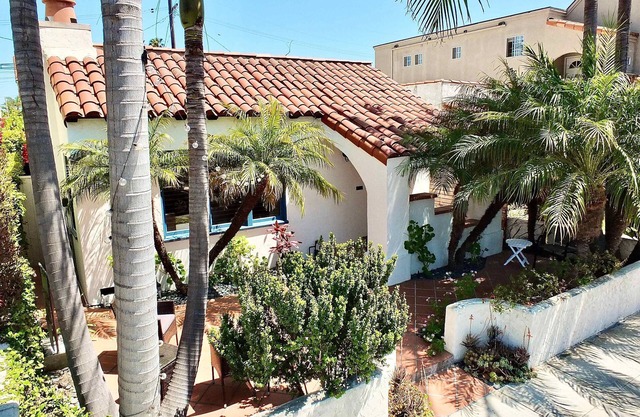 Belmont Shore Coastal Cottage – Cozy Home for 6 - 2 Blocks to Beach
