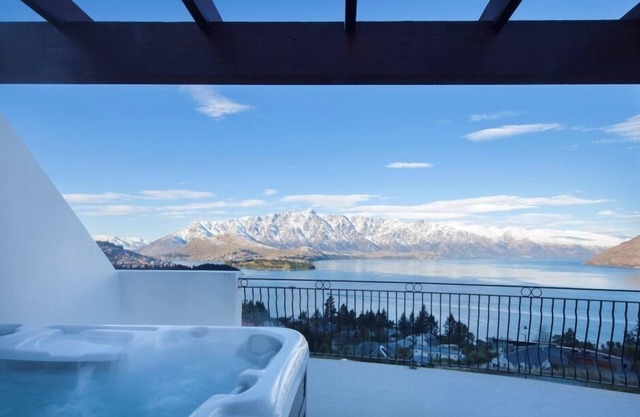 BELVEDERE-(meaning in Italian PANORAMIC VIEWS) 3 BEDROOM HOUSE IN QUEENSTOWN