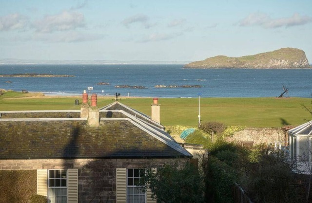 Benholm -Stunning 3-Bed Apartment in North Berwick