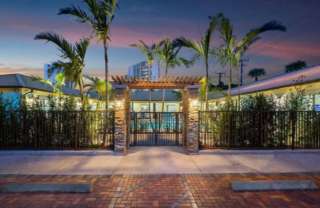 Bermuda Bungalows #6 🌴🏄‍♀️Quick Walk to Public Beach 🏊🩴Pool/Spa On-Site 🏖️🌅Downtown Singer Island 🌊😎Walk to Restuarants, Bars, Shops 🐬🌞Free On-Site Parking!