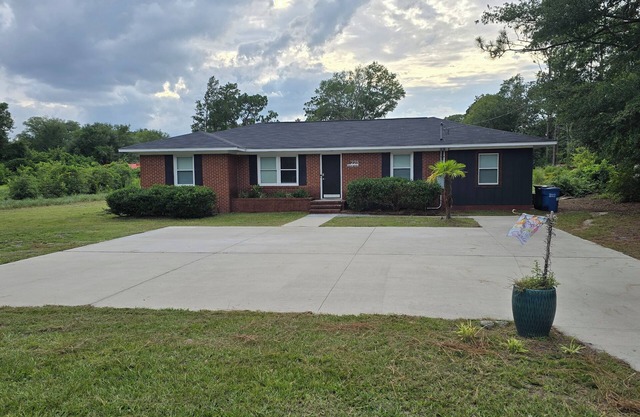 Beside UNCW- 4-bedroom, 2 full bath house- minutes from Wrightsville Beach!