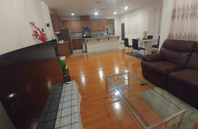 BEST 4 BEDROOMS 3 BATHS NEAR DISNEY