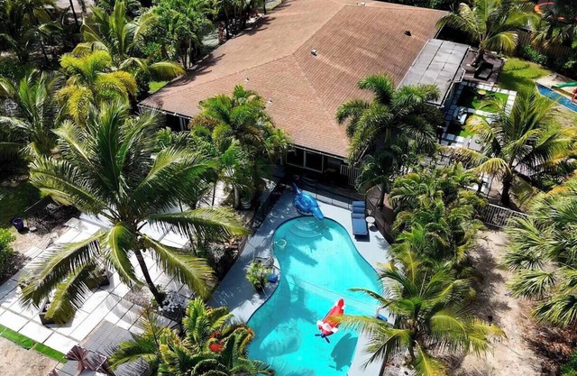 BEST LOCATION, Few min walk, Bike to Deerfield Beach and Pier. one acre property