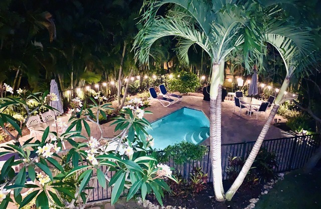 BEST LOCATION! NORTH END OF ANNA MARIA, FL , STEPS TO BEACH & DINING , UNIT B