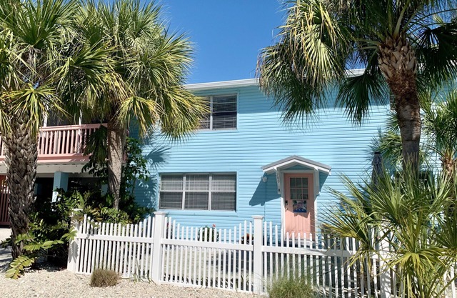 BEST LOCATION! NORTH END OF ANNA MARIA, FL STEPS TO BEACH & DINING - LOWER UNIT
