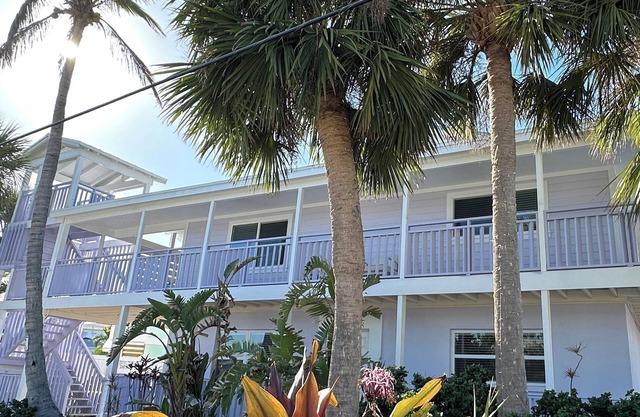 BEST LOCATION! NORTH END OF ANNA MARIA, FL STEPS TO BEACH & DINING - UPPER UNIT