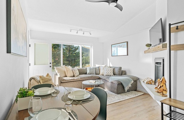 Best Location! Ski-in/Shuttle-out, 2-bedroom, Steps from ski shuttle and lifts!