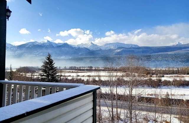 Best Mountain Views! Sauna, AC & Adventure Awaits