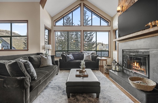 Best Mountain View, 5-Star Luxury Whistler Village 5BR Ski-in