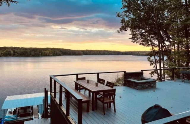 Best Views on Lake, TIki Hut, Boat Rental + More