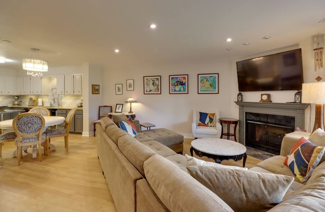 Bethesda Townhome ~ 10 Mi to DC!