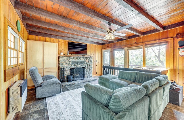 Between Big Bear & Lake Arrowhead - Cabin w/View!