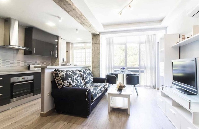 Between Picasso and La Merced, Renovated Apartment
