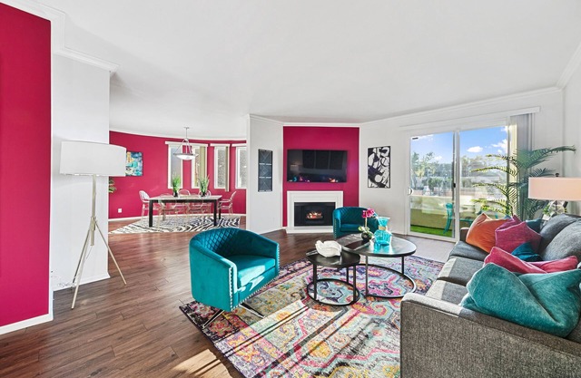 Beverly Hills Getaway 2BR Apt Parking, Pool Access