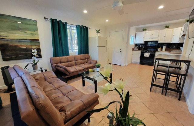 Beverlywood 2 bedroom guesthouse. 5 minutes to Rodeo Drive!