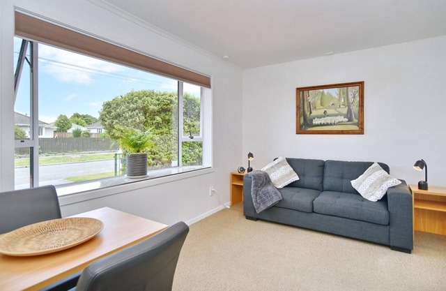 Bevington - Renovated 1 bedroom Studio
