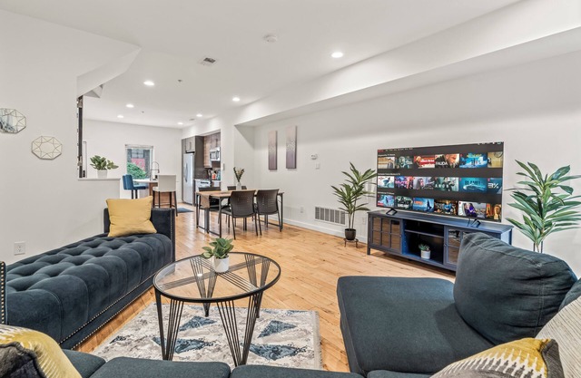 Beyond Spacious 4-bedroom house W/HotTub