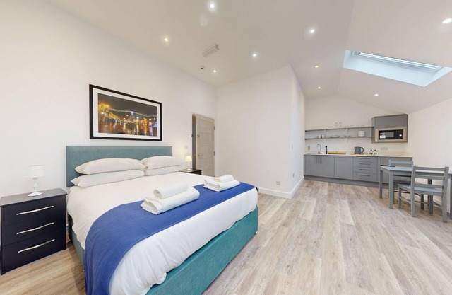 Bicester Court Lodge The Heritage Room | Bicester Holiday Let | 1 Beds & Sleeps 2