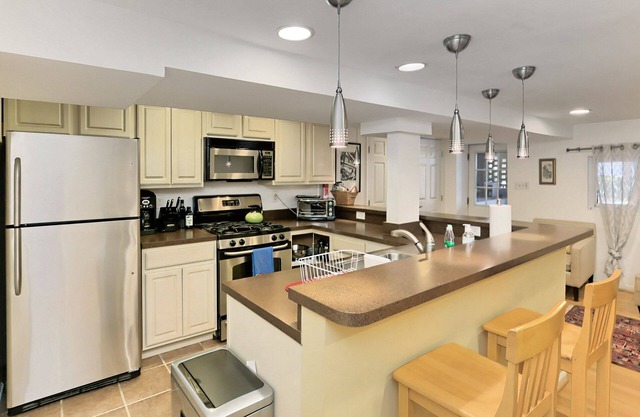 Big 1/1 with REAL kitchen, steps2metro, amenities