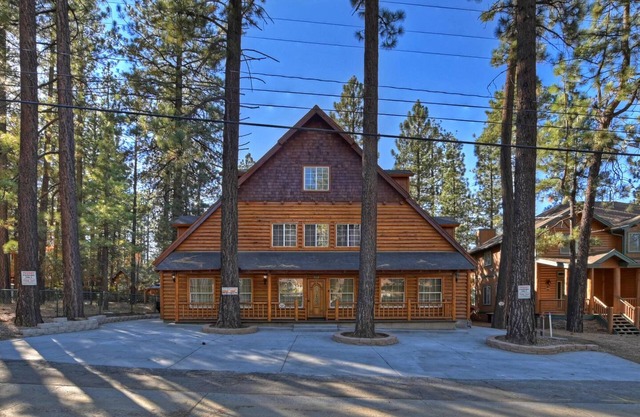 Big 10 Luxury Cabin with HotTub