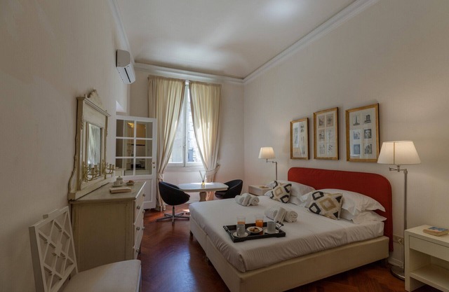Big apartment a stone's throw from the Duomo