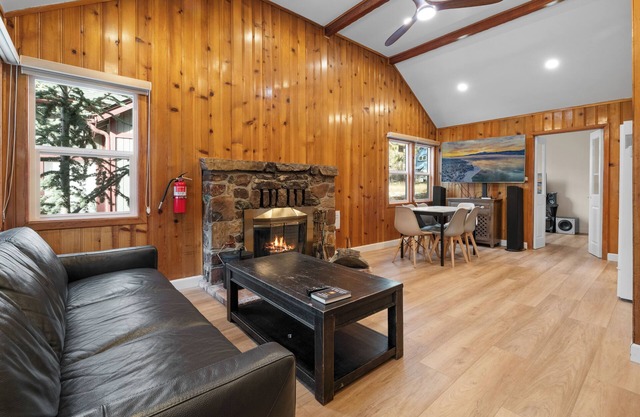 Big Bear Cottage - Walk to Lake, Apple TV, Fireplace, Deck