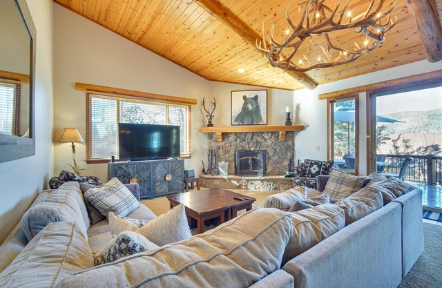 Big Bear Lake Cabin w/Hot Tub & Gas Fire Pit!